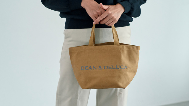 【DEAN ＆ DELUCA「A BAG FOR HAPPINESS 2025」カフェオレ／Sサイズ】落ち着いたガンメタルのロゴがしっくりなじみます◎