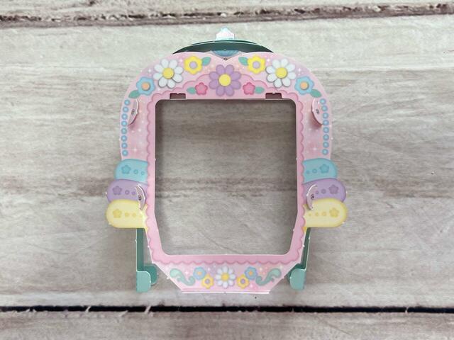 ほんたい4の折り筋を折り、ほんたい1＆2＆3の裏から差し込みます