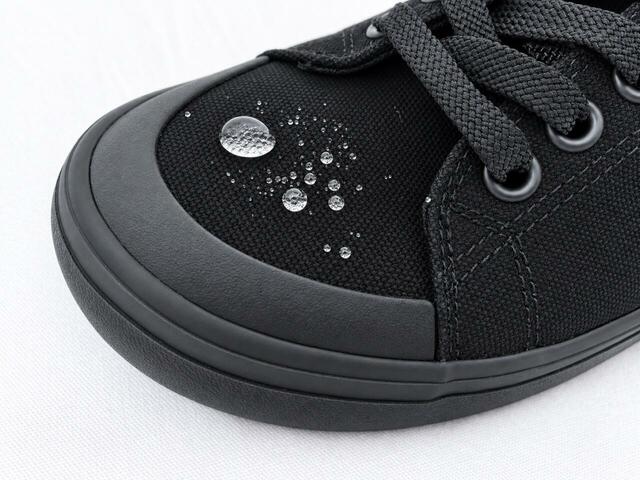 【無印良品　撥水キャンバススニーカー】霧吹きで水をかけてもしっかり弾き、内側に染み込みません！
