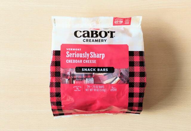【コストコ　CABOT チェダーチーズスナック　510g　1648円】板状の小ぶりなチェダーチーズが24個入り