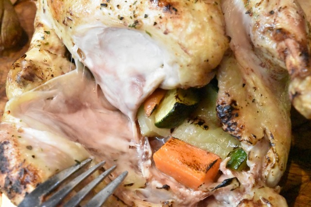 香味野菜などが詰められているひなどり