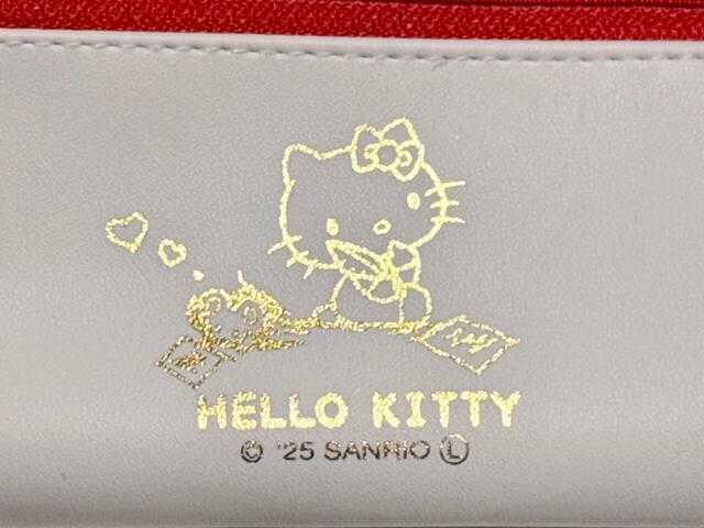 前面中央のキティちゃんの白プリントがかわいい！ゴールドで高級感たっぷりです