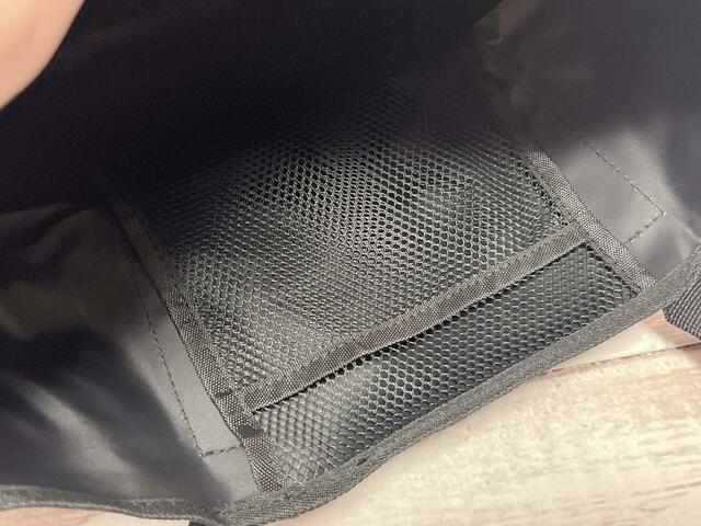 内側にはポケット付き