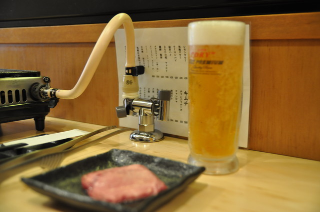 立ち食い焼肉を体験!／治郎丸　生ビール（480円）を注文！
