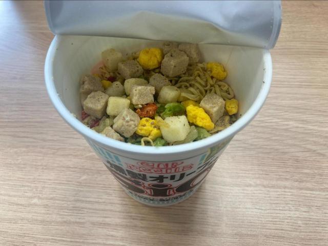 【日清カップヌードル「しお」】かやくは、鶏ミンチ、キャベツ、フライドポテト、味付卵、赤ピーマン