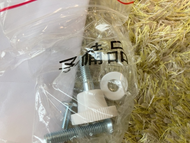 【ニトリ ハンガー付きスタンドミラー ストレージ2】予備のネジも付いています