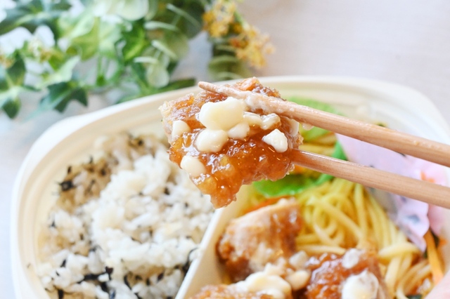 【ライフの冷凍弁当／チキン南蛮とひじきご飯】タルタルソースがかかっていて、コクたっぷりのお味