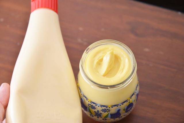 通常のキユーピーマヨネーズと比較するとこの色の違い！