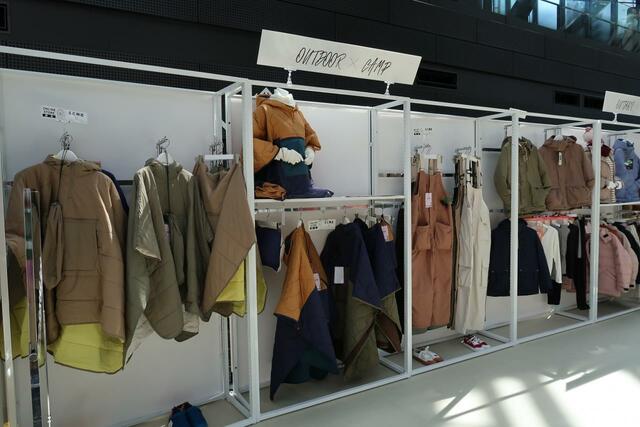 キルトウォームマルチポンチョフリーサイズ/4,900円/カラー:キャメル/ネイビー