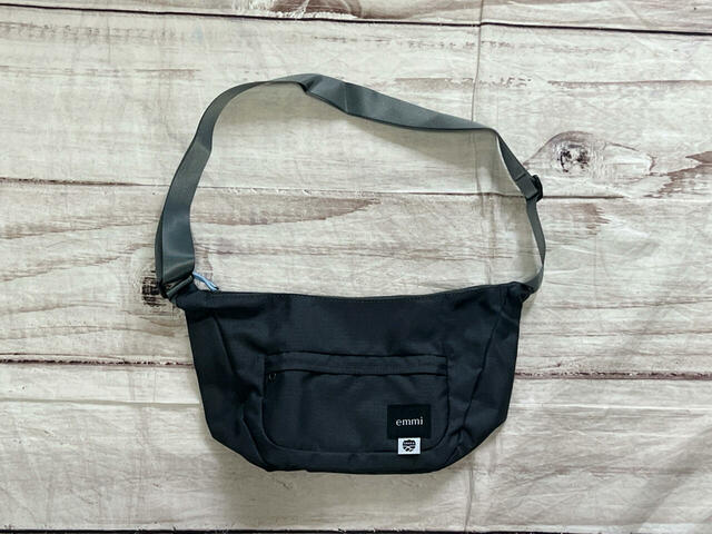 シンプルでおしゃれなデザインのラウンドショルダーバッグ♪