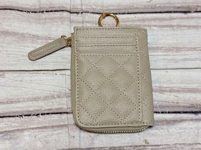 背面にもカード入れ付き！