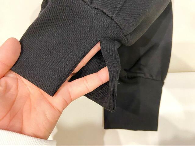 【coca 裏起毛ピンタックジョガーパンツ】足首には深めのスリットが入っていて細身えの工夫が。より防寒したい場合は長めの靴下を併用するのがおすすめ！