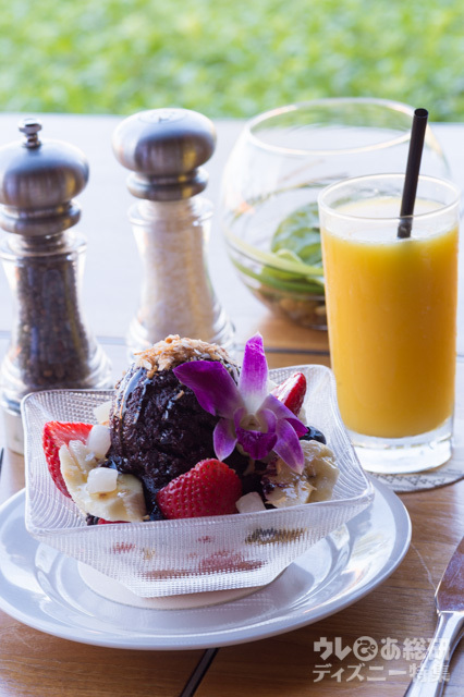 レストラン「アマアマ」の朝食メニュー「アサイー ボウル　ベリー、バナナ、グラノーラ、地元産はちみつと餅ボール」｜アウラニ・ディズニー・リゾート＆スパ コオリナ・ハワイ