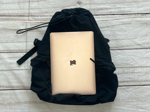13インチのMacBook Airがラクラク入るサイズ感