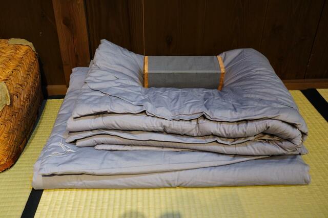 鬼太郎の父が入れられた座敷牢の再現セット布団■映画『鬼太郎誕生 ゲゲゲの謎』×東映太秦映画村