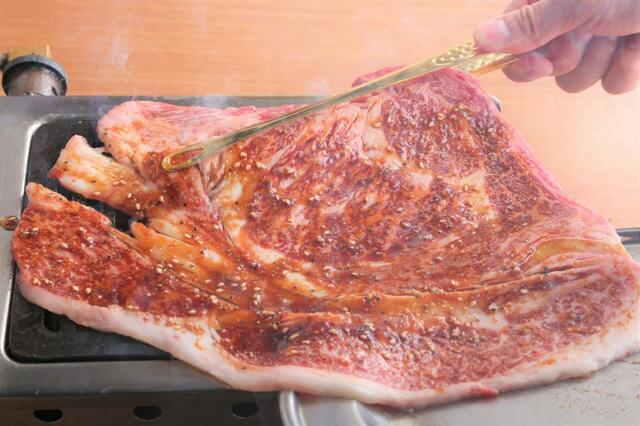 「名物!!黒毛和牛のはみ出るカルビ」＜1,690円（税込1,859円）＞【「大阪焼肉・ホルモン ふたご」横浜駅西口店が期間限定で食べ放題企画開催】