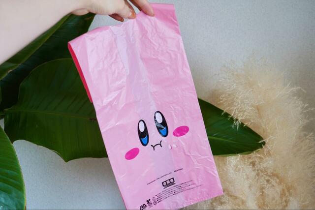 【カービィと吉野家のまんぷく大作戦】テイクアウト用の袋はカービィの顔がドンとデザインしてあります。