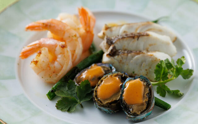 「アワビのグリル、海老のソテー、真鯛のグリル(ディナー限定)」<期間:2025年4月26日〜6月30日>【本格的なグリル料理&約100種類の料理が食べ放題!初夏のパノラマビューで楽しむ“4冠達成”の眺望ブッフェ開催中!】