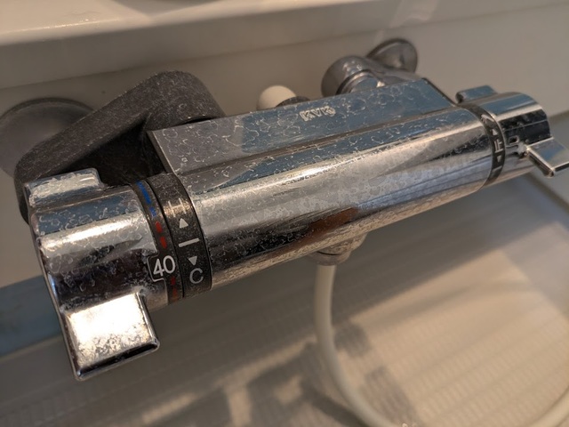 【Re:set リセット  超高濃度水垢取りジェル】使用前。水垢や湯垢の目立つ蛇口に試してみます