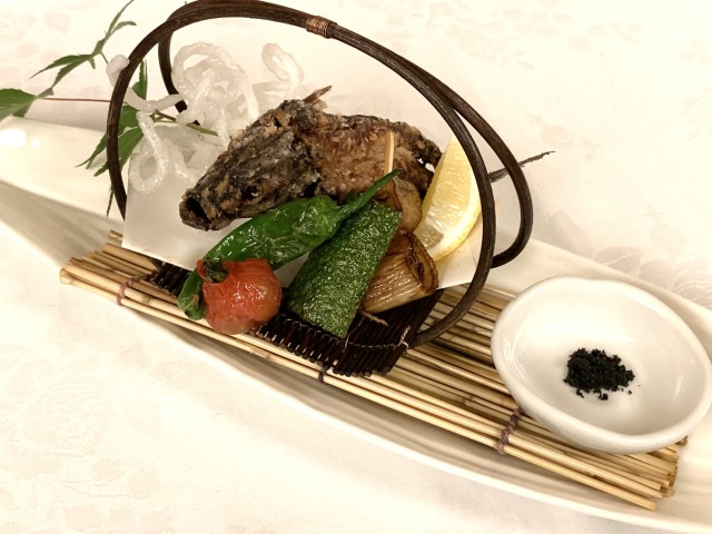 小さな魚は唐揚げに!竹炭の塩でいただきます