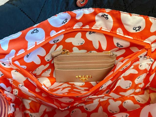 内側のファスナーポケットには財布代わりのフラグメントケースを収納