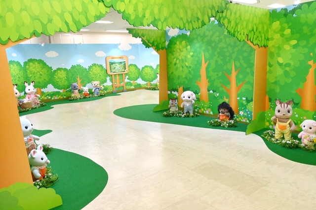 【シルバニアファミリー展40th】エントランス・森の小道でシルバニア村のなかまたちがお出迎え