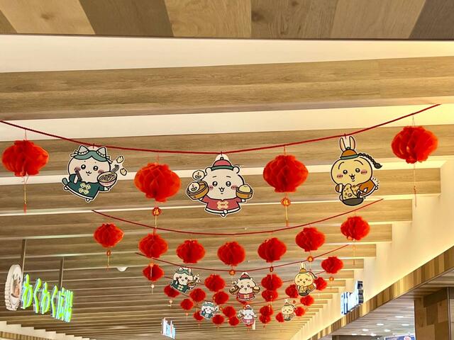 【津田沼PARCO A館B1階】の天井にも『ちいかわ飯店』の装飾が♡