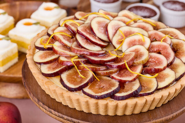 「【10月】いちじくのタルト」＜期間：2025年10月1日～12月14日＞【ホテルメイドの“焼き立てシュガーバタークレープ”も好きなだけ♪秋の味覚を堪能できる「オータムスイーツブッフェ」開催】