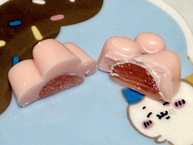 中に弾力のあるグミ入り。食感が楽しいお菓子です