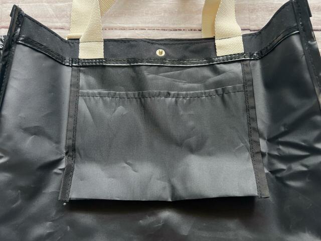 内側のフロント側には吊り下げポケットが1つ（内側もブラックでポケットが見えづらいため、裏返して撮影しています）