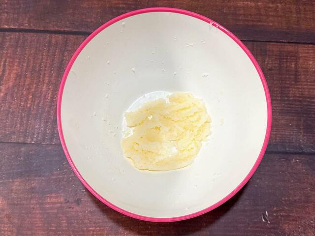 室温に戻した無塩バターとグラニュー糖を泡立て器で混ぜます