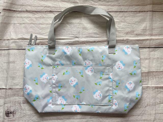 バックにはキャリーケースのハンドル通し付き