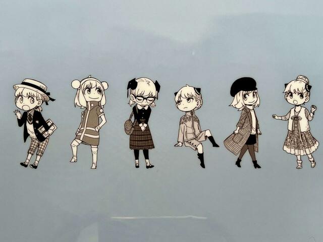 裏面のイラストもミッション36から。ベッキーと訪れたデパートでファッションショーを繰り広げるアーニャが描かれています