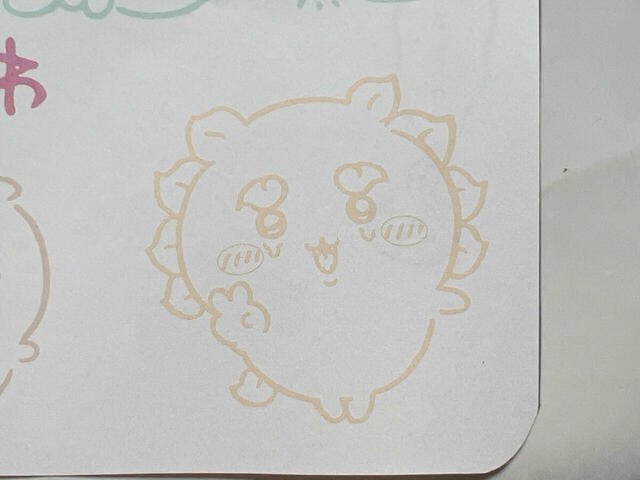 涙を浮かべながらピースをしている健気なシーサー！スーパーアルバイターの資格試験に受かったときを思い出しますね！