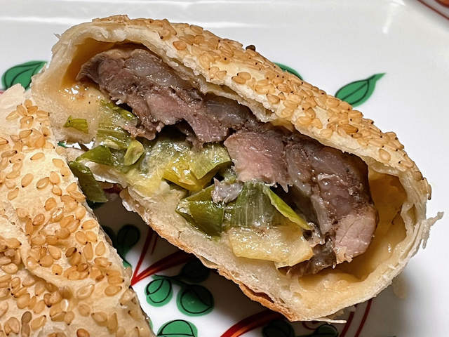 【台湾老劉胡椒餅 吉祥寺店】豚ロース肉と思われるブロック肉とネギがつまっていた