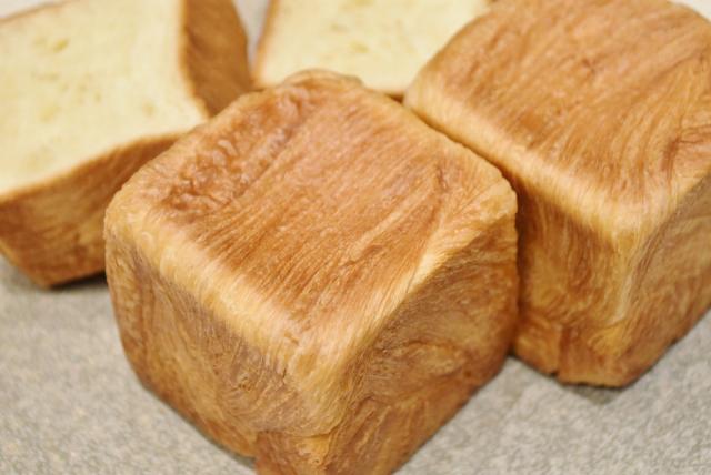 新発売の「クロワッサン食パン キュベ」スタンダード（1個）税込 410円／俺のBakery