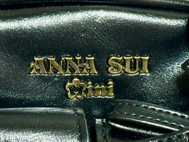 前面上部には「ANNA SUI mini」のアンティークゴールドのメタルチャーム付き♪