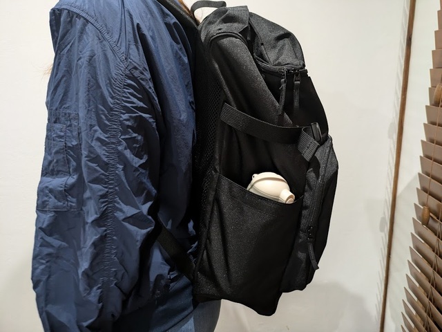 【無印良品　肩の負担を軽くする 撥水上から開くリュックサック】ショルダーパッドのおかげで、持つと重くても背負うとだいぶ軽く感じられます