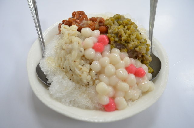 ４種のトッピングが色鮮やかな「政江號」の四樣冰。素朴で甘さ控えめなのでお年寄りや男性のファンも多い