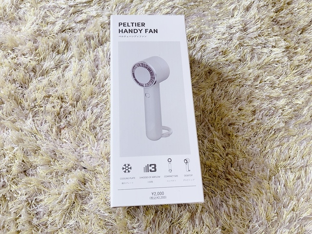 【3COINS ペルチェハンディファン】髪の長い方の場合、首元に冷却プレートを当てる時は髪の毛がファンに巻き込まれないようまとめると安全です