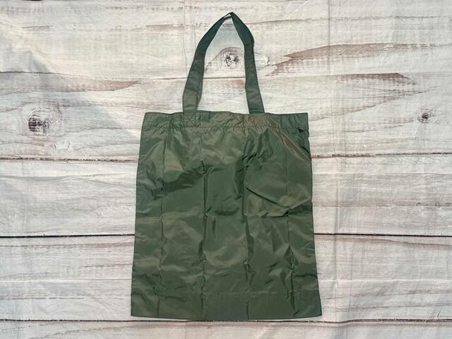 バックは装飾がないシンプルなデザイン