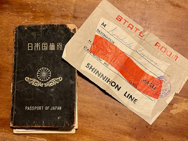 【トニーズピザ】1963年頃取得したパスポートと、アメリカに渡った貨物船のチケット。当時パスポートの表紙は革だった