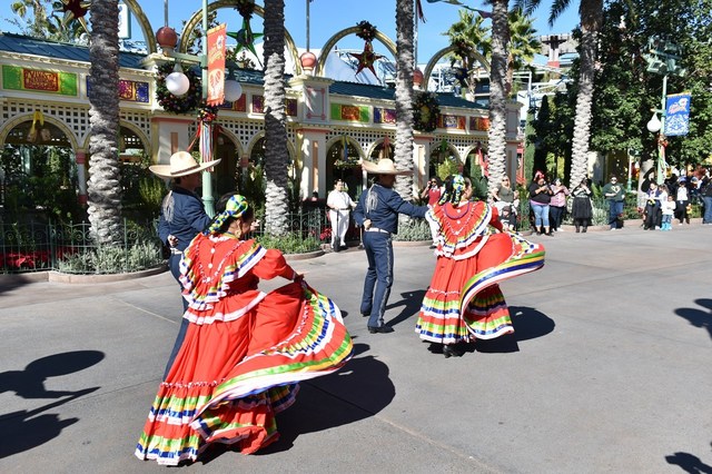 メキシコの民族衣装に身を包んだダンサーさんが登場