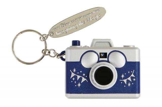 キーチェーン 1,500円|東京ディズニーリゾート・フォトグラフィープロジェクト「イマジニング・ザ・マジック」第3弾グッズ|東京ディズニーリゾート40周年“ドリームゴーラウンド”|発売日:2024年1月23日(火)|販売店舗:東京ディズニーランド「グランドエンポーリアム」、東京ディズニーシー「ヴァレンティーナズ・スウィート」