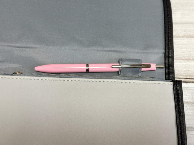 ペンホルダーにはボールペンを収納