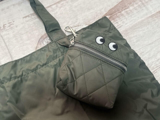 ポーチチャームは取り外しできない仕様。ぶら下がっている感じがかわいいですよね♪