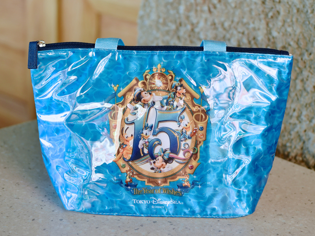 東京ディズニーシー15周年 “ザ・イヤー・オブ・ウィッシュ” スーベニアランチケース（撮影 / MezzoMiki）（表）