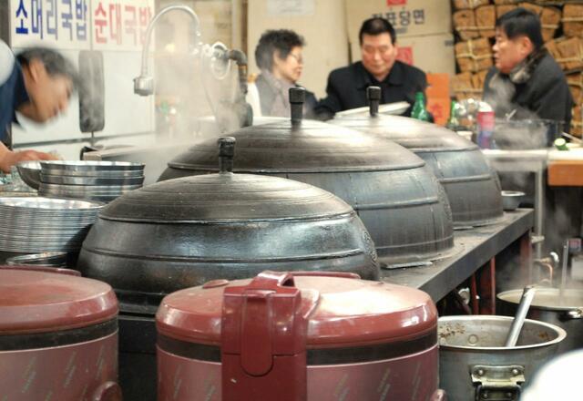 京東市場新館、地下食堂街ではこの大釜が見もの