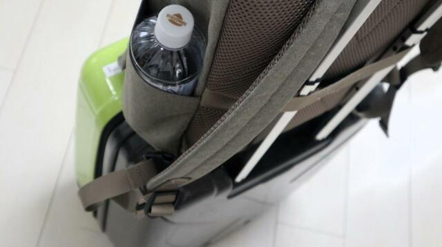 【ワークマン たためて自立する撥水トートリュック】キャリーケースに乗せたときの安定感はトップレベル！