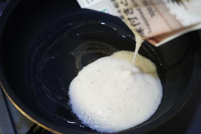 【セブンイレブン　簡単アレンジレシピ】油を引いて温めたフライパンにとろろを流し込む